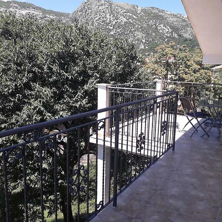 Apartmani Viza Risan Bagian luar foto