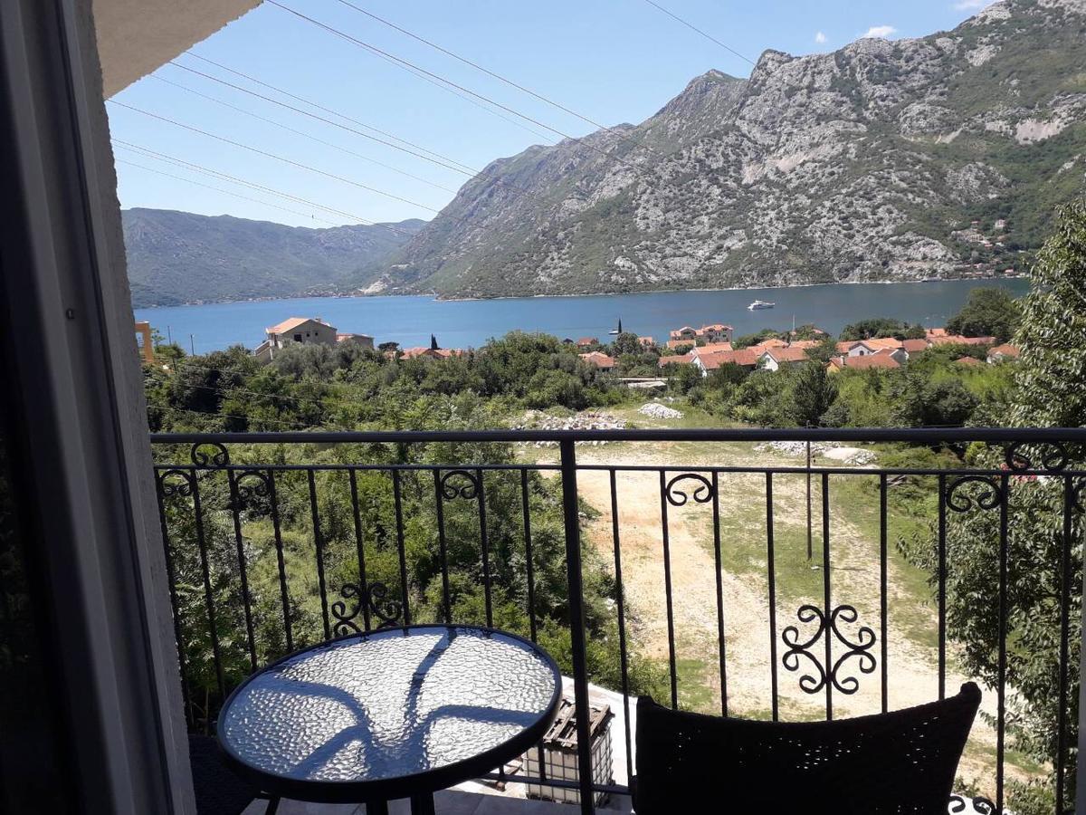 Apartmani Viza Risan Bagian luar foto